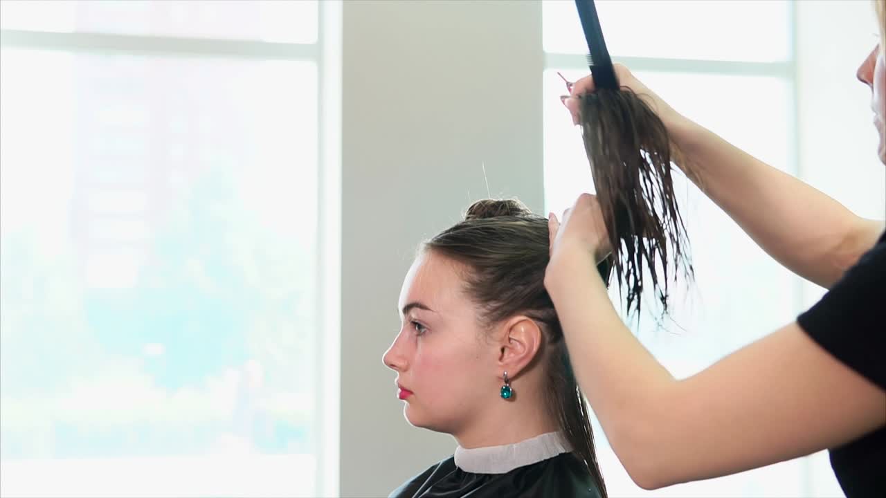 Sesión de peluquería en un salón