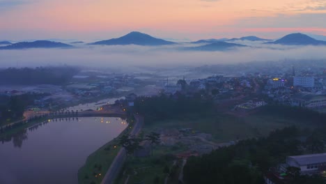 vista de avión no tripulado de una temprana mañana brumosa en el lago xuan huong, ciudad de da lat, provincia de lam dong, tierras altas centrales de vietnam