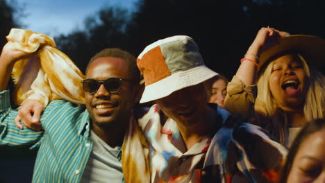 amigos en un festival de música al aire libre