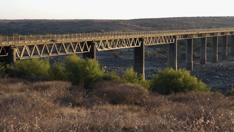 Schneller-Schwenk-über-Die-Weite-Spannweite-Der-Alten-Waggonbrücke-In-Der-Nähe-Von-Hopetown,-RSA