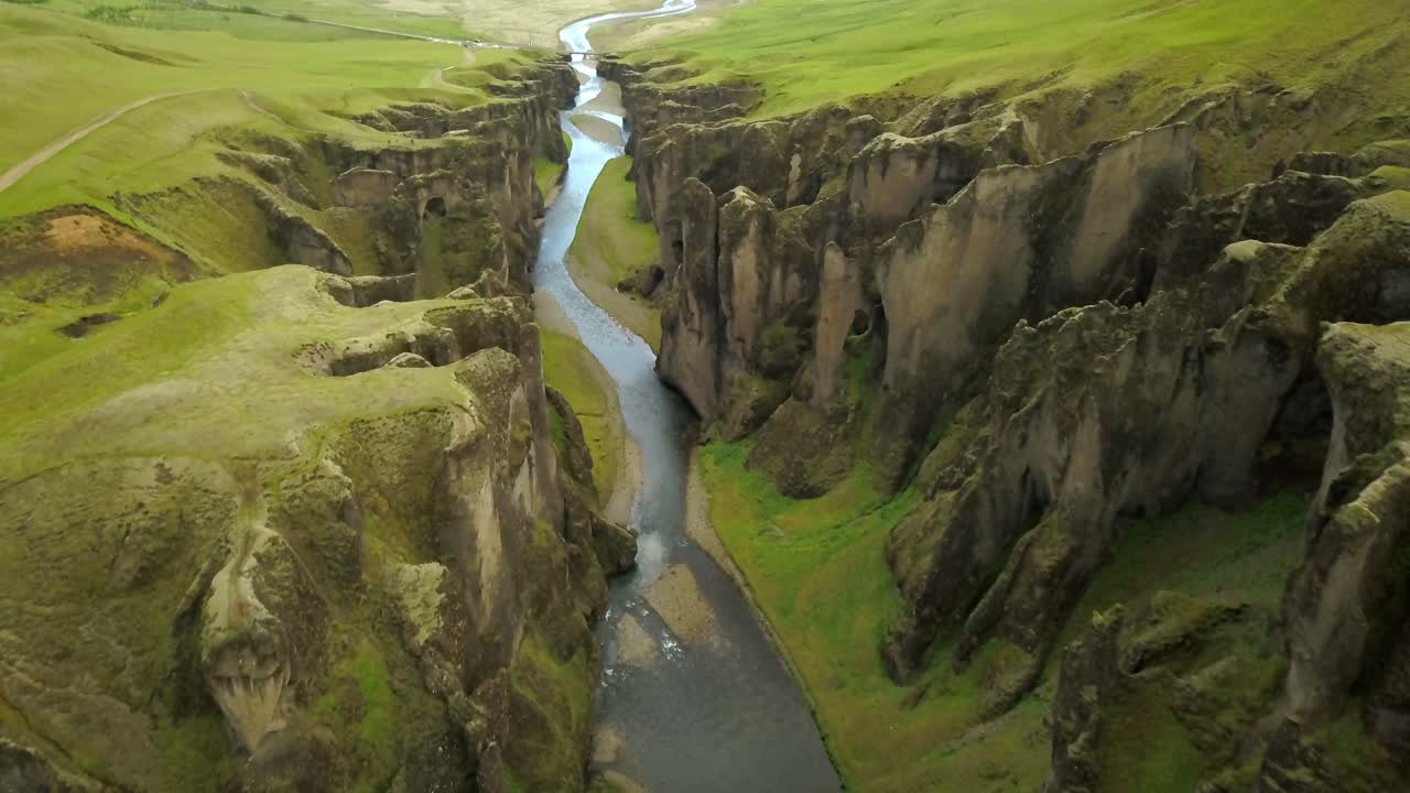 vista aérea de un cañón en islandia