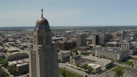 Vista-Aérea-Del-Edificio-Del-Capitolio-Del-Estado-De-Nebraska-En-Un-Caluroso-Día-De-Verano