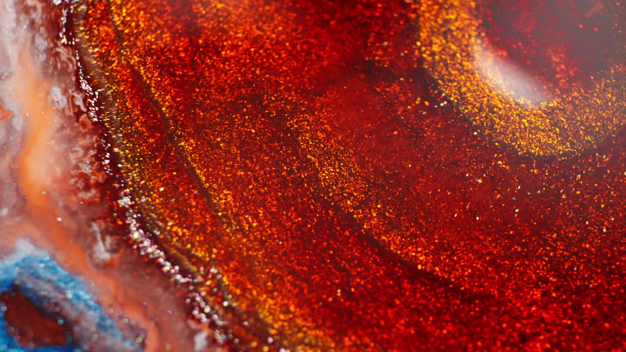 Vista macro di una nebulosa di inchiostro arancione colorata in espansione