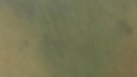 vista aérea del agua turbia mirando hacia abajo desde el dron