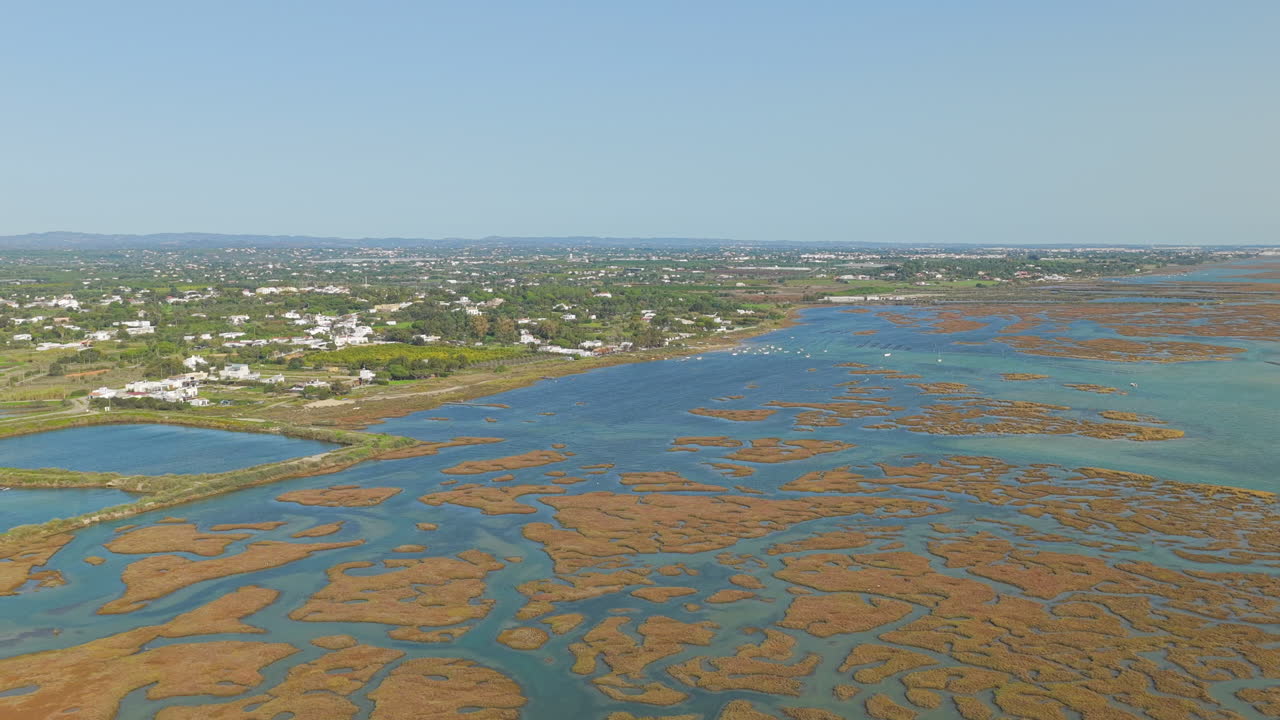 Vista aérea de drone dos remansos de Fuseta e da lagoa da Ria Formosa, Algarve