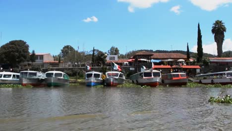 Botes-Estacionados-Con-Banderas-Mexicanas,-Lago-Janitzio-En-Michoacán-México