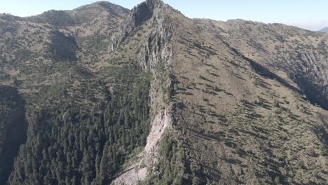 material de archivo lateral en una pequeña montaña en 2500 metros sobre el nivel del mar