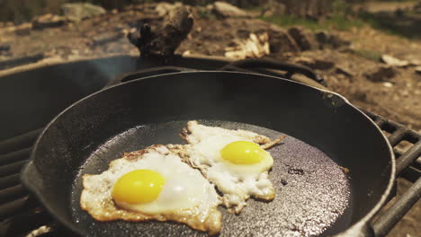 La-Cocina-De-Cierre-Usa-Una-Espátula-Para-Pelar-Los-Huevos-Fritos-De-La-Sartén