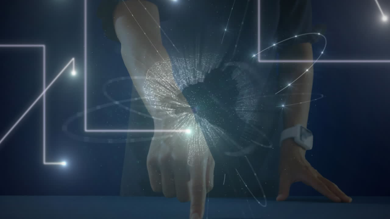 animación de la red de iconos de personas y el globo girando sobre una mujer de negocios usando una pantalla virtual