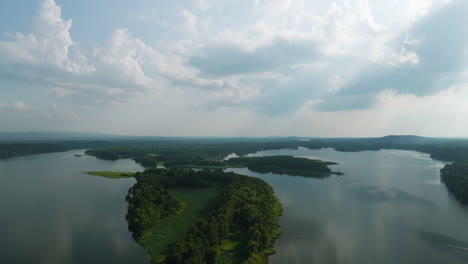 Impresionante-Vista-Panorámica-De-Las-Islas-Naturales-En-El-Lago-Dardanelo.