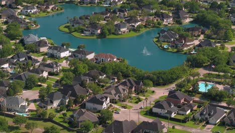 Establishing-shot-of-affluent-homes-in-Houston