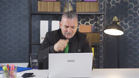 hombre de negocios enojado consigo mismo con la culpa.