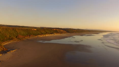 Imágenes-Aéreas-De-Drones-Volando-Hacia-Adelante-Sobre-Whisky-Run,-Una-Playa-Cerca-De-Bandon-En-La-Costa-Sur-De-Oregon-Durante-La-Puesta-De-Sol