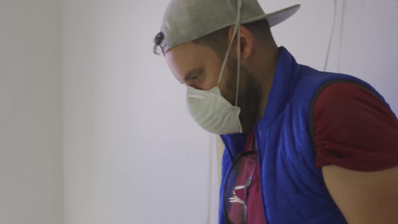 남성 서프보드 제작자 가 작업실 에서