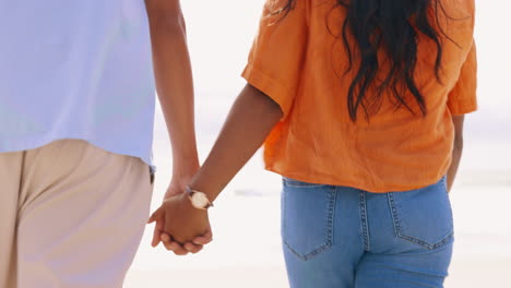 Pareja-Caminando,-Playa-Y-Tomados-De-La-Mano-Al-Aire-Libre