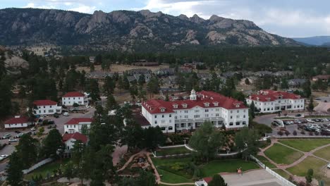 un hito de estes park ubicado en un entorno montañoso