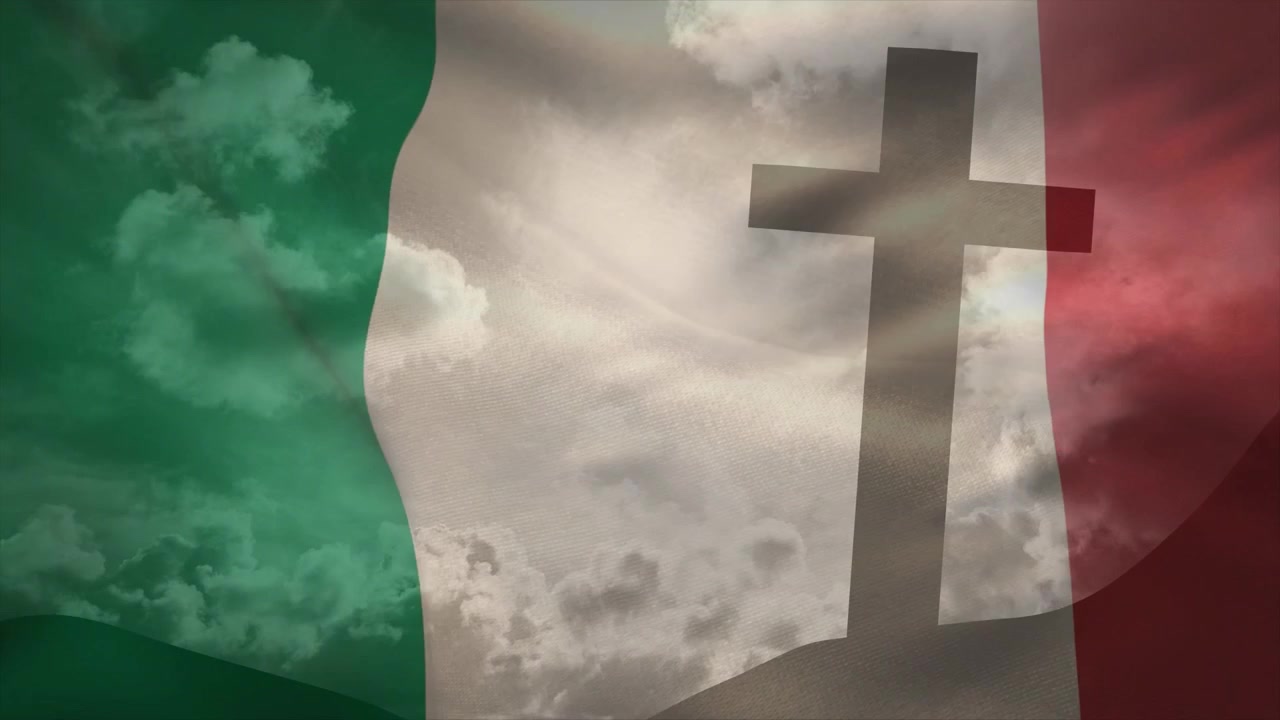 Bandiera tricolore che sventola al vento, con ombra a croce che si deforma mentre le nuvole si spostano, trasmettendo una memoria simbolica