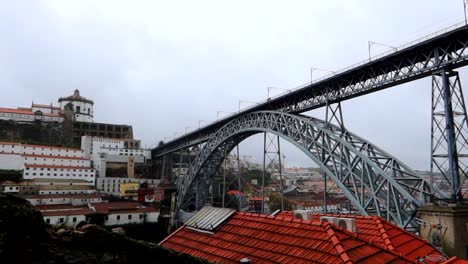 Toma-Panorámica-Izquierda-Del-Pont-Dom-Luis-I-Y-El-Monasterio-De-Serra-Do-Pilar,-Porto