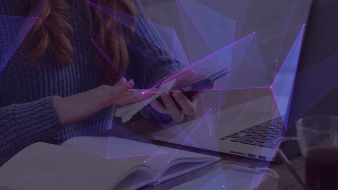 animación de redes de conexiones sobre una mujer limpiando un teléfono inteligente en segundo plano