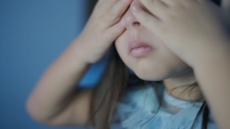 una joven se sienta frente a una computadora, mostrando fuertes emociones. la escena captura su reacción expresiva durante un momento atractivo, ambientada en un ambiente interior acogedor
