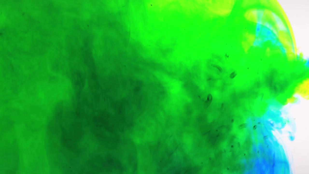 superposición de nube de tinta. explosión de color. movimiento de humo amarillo azul en fondo blanco para la edición de video.