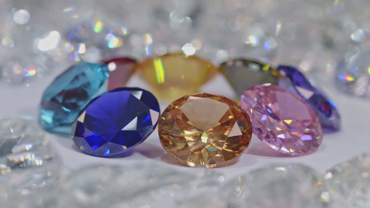Un mucchio di diamanti scintillanti e colorati ruota