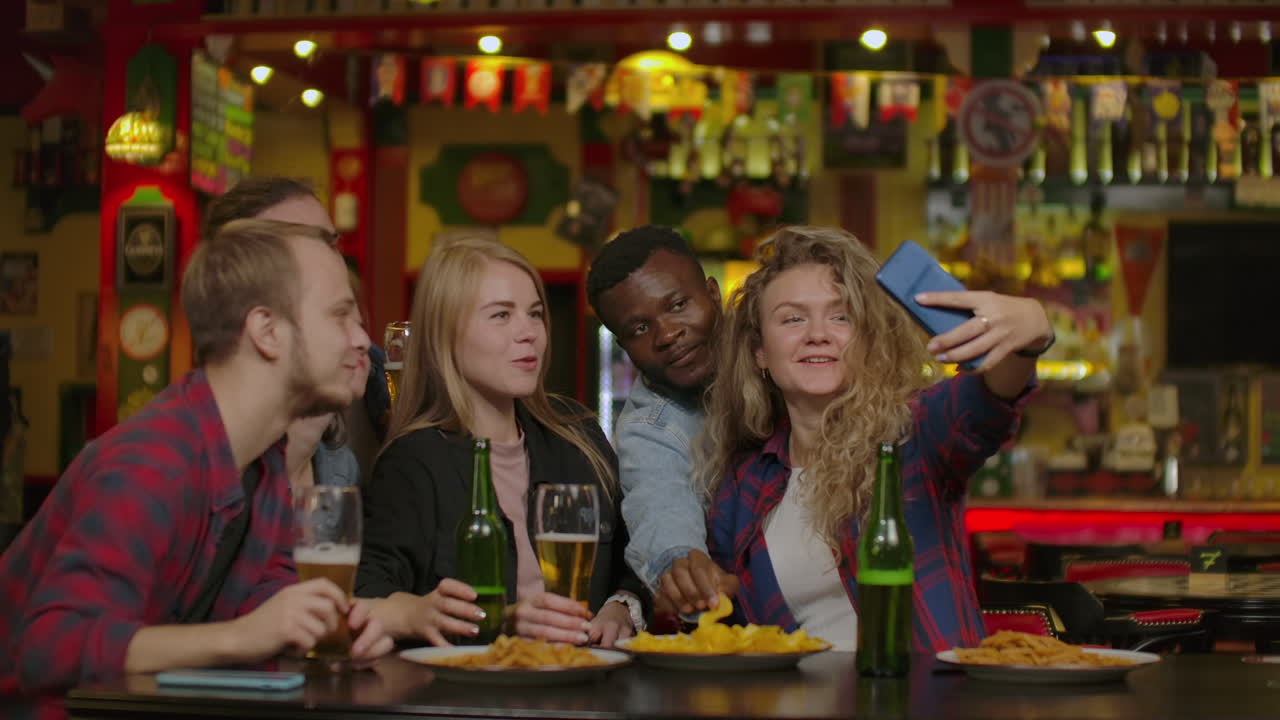 uomini tempo libero amicizia e concetto di tecnologia - amici maschi felici che bevono birra e si fanno selfie con lo smartphone in un bar o in un pub