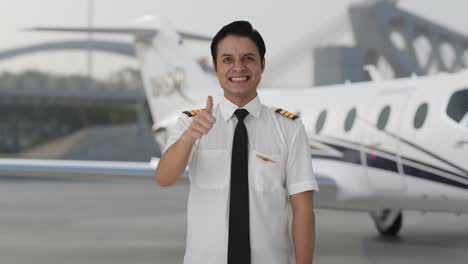 piloto indio feliz haciendo pulgares hacia arriba