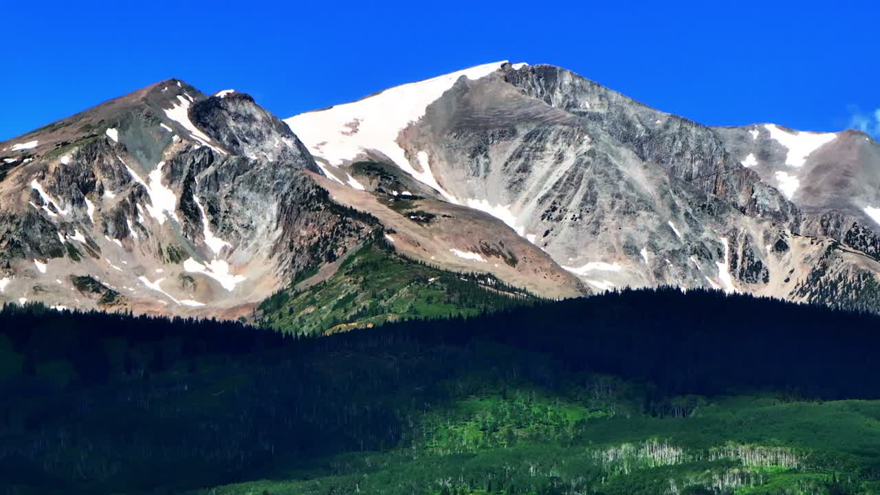 콜로라도 주 스노우마스 리조트 (snowmass resort) 에 있는 고대 마운트 소프리스 스포어스 (mt sopris spores) 는 아스펜 (aspen) 의 야생 지역, 여름, 6월, 7월, 바위 산맥, 산꼭대기, 농경지, 풍경, 빛 푸른 하늘, 수도, 피크 서클, 오른쪽, 느린