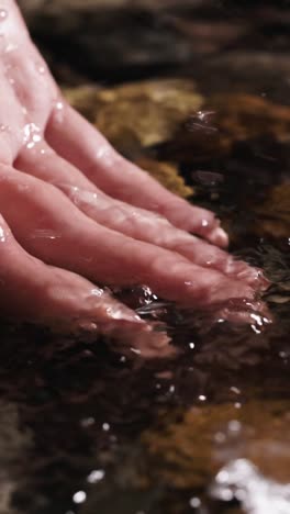 mano tratando de tomar agua