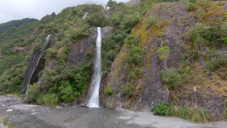 Una-Bonita-Cascada-En-El-Parque-Nacional-Del-Glaciar-Franz-Josef-En-Un-Día-Nublado-Y-Lluvioso