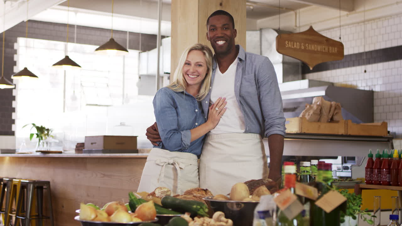 retrato de una pareja que dirige una delicatessen orgánica juntos