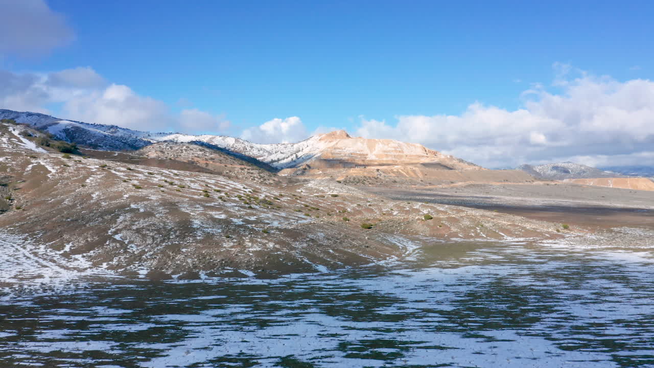 캘리포니아 테하차피의 황량하고 눈 덮인 풍경 위를 날다