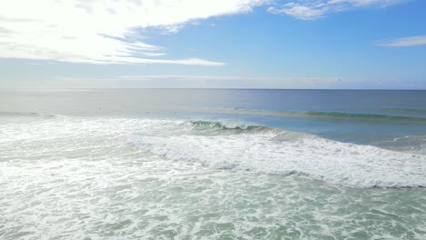 Große-Meereswellen-Am-Strand-Im-Burleigh-Heads-National-Park-In-Queensland,-Australien