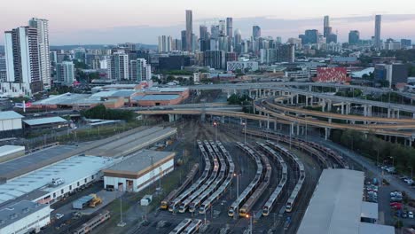 Toma-De-Dron-Del-Patio-De-Trenes-En-Brisbane,-Con-Icb-Y-Brisbane-Cbd-Visibles-En-Primer-Plano