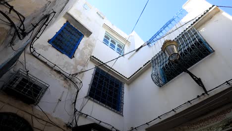 vista de ángulo bajo de la escena del patio urbano con cables de energía desordenados ciudad de tunis