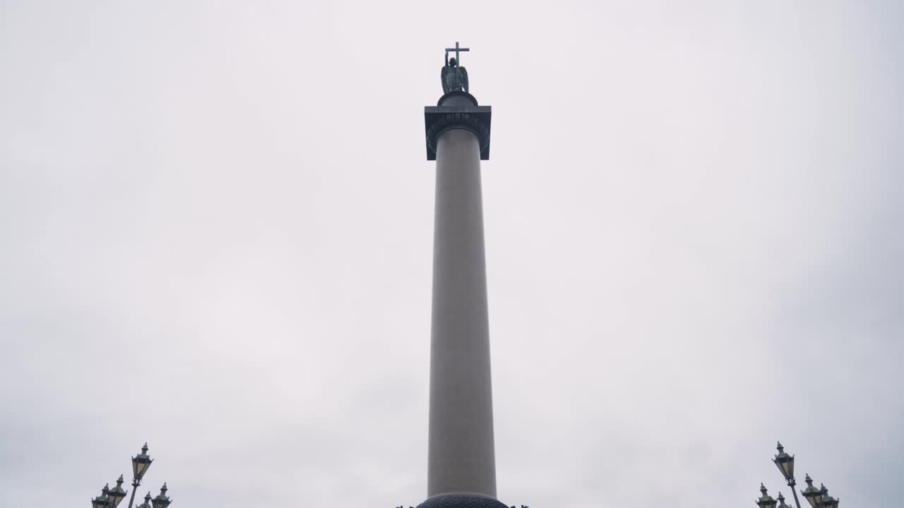 монументальная колонна под облачным небом