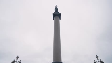 columna monumental bajo un cielo nublado
