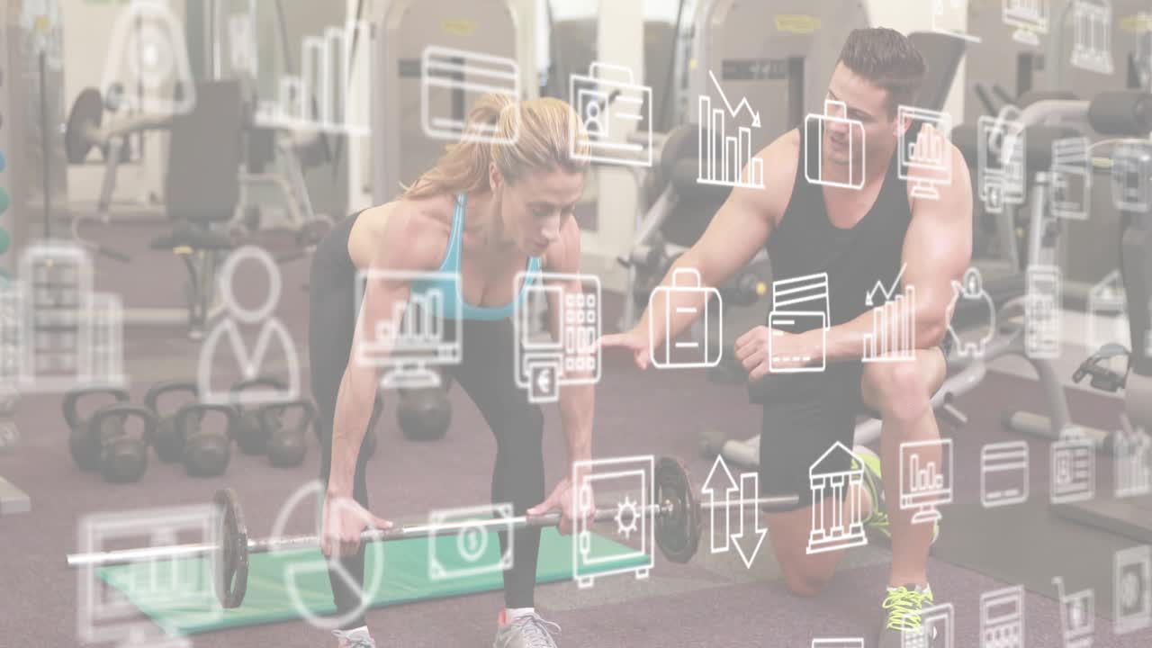 Mujer subiendo a la colchoneta, flexionando las caderas y levantando la barra mientras un entrenador la guía con iconos de fitness.