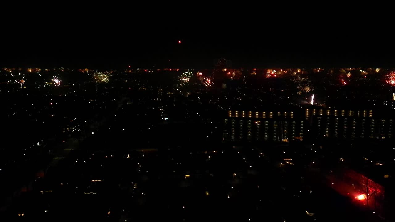 vista panorámica sobre el paisaje urbano iluminado con hermosos fuegos artificiales durante la noche