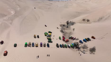 Dune-buggies-in-Huacachina,-Peru-desert