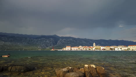 Lapso-De-Tiempo-De-La-Ciudad-Costera-En-Croacia,-Montañas-Y-Nubes-En-El-Fondo,-Vista-Panorámica-Del-Pequeño-Pueblo-Y-Puerto,-Vinjerac,-Croacia,-Parque-Nacional-Paklenica-En-Velebit