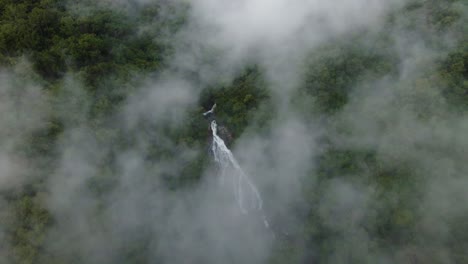 Vista-De-Pájaro-De-Una-Cascada-En-Un-Bosque-Verde,-Costa-Rica---Vídeo-4k