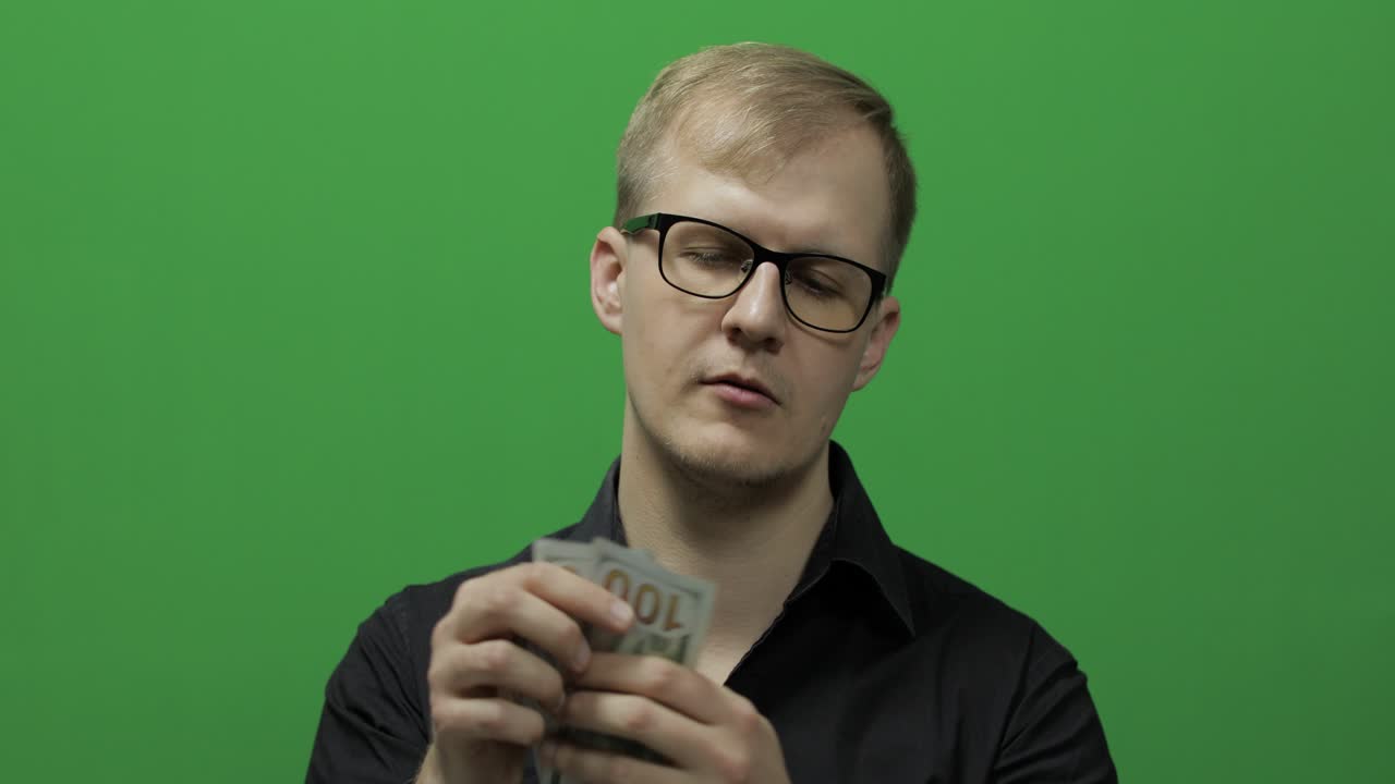 Man fick sedlar för en stor affär. Räknar pengar med chroma key.