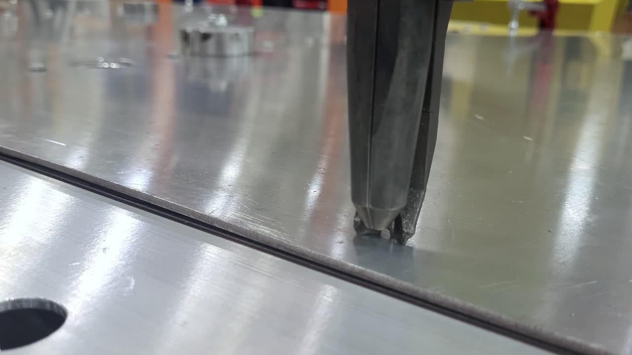 operación de fabricación de perforación en la superficie del acero, vista de cerca