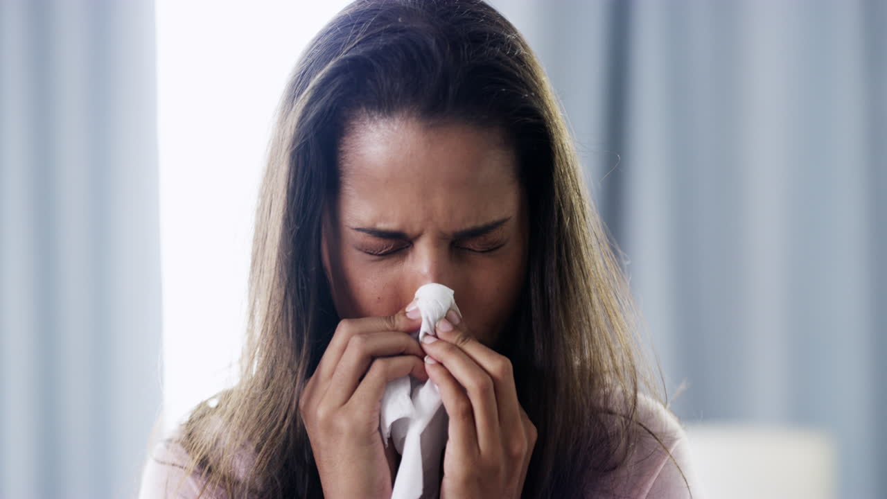 mujer con un resfriado