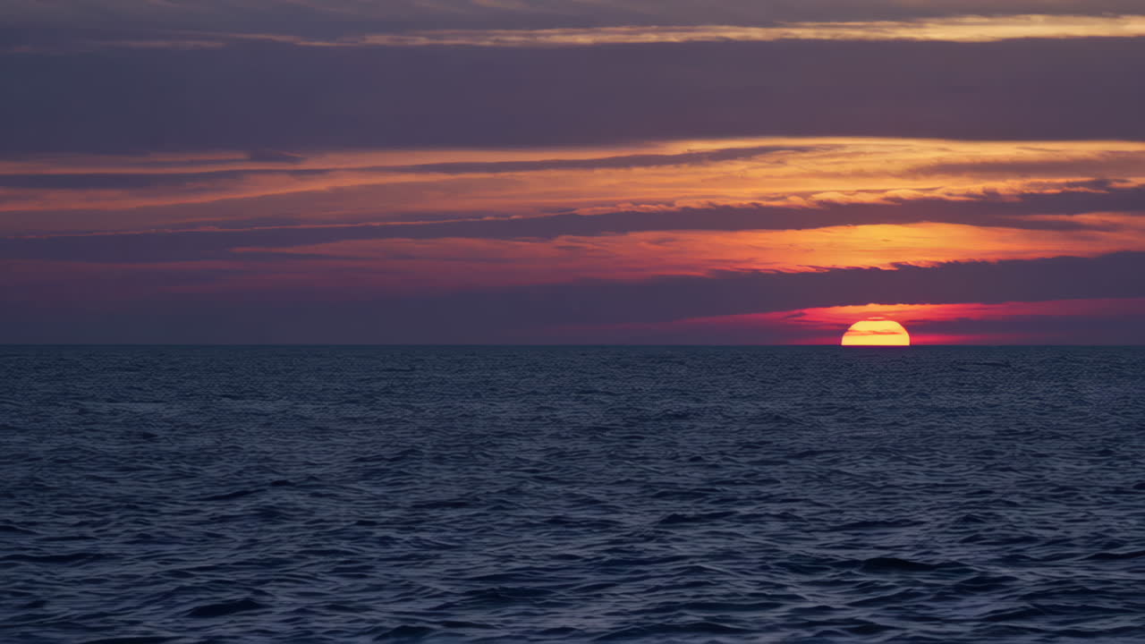 바다 위에 해가 지는 것