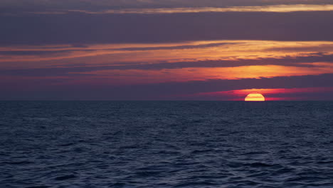 puesta de sol sobre el océano