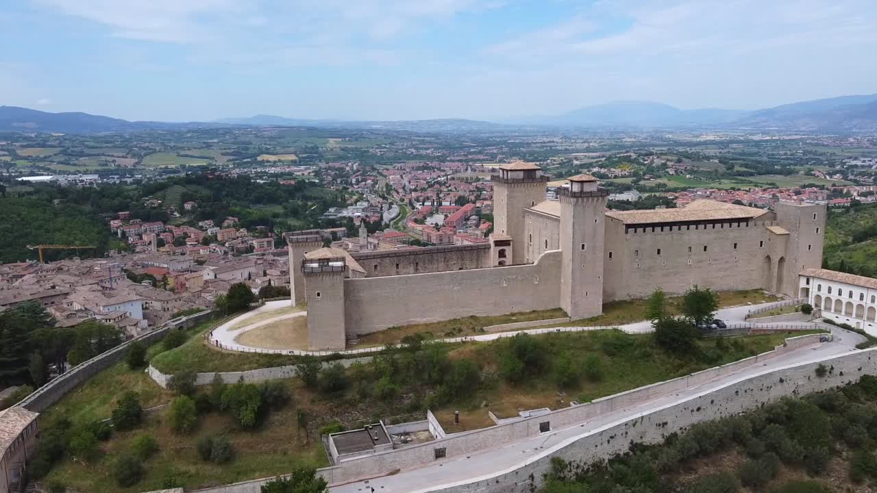 Veduta aerea della Rocca Albornoziana di Spoleto, situata in Umbria.