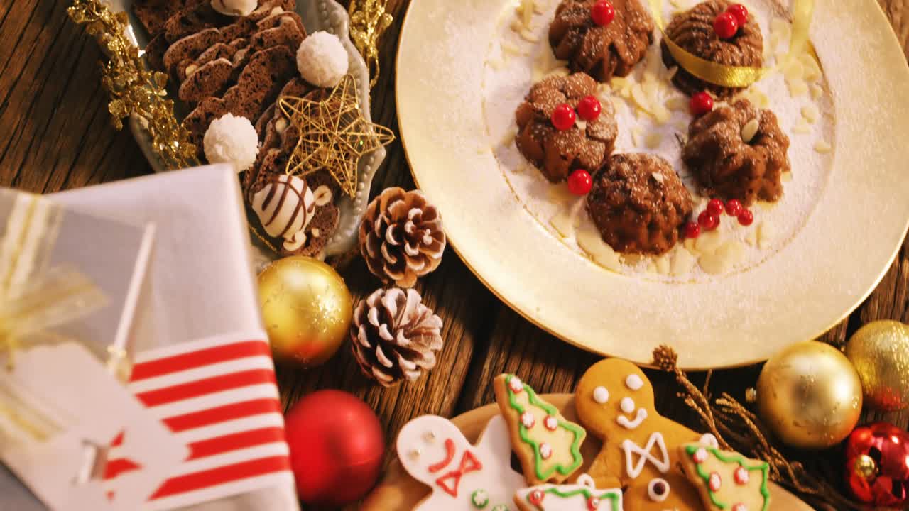 primer plano de varios postres y regalos de navidad